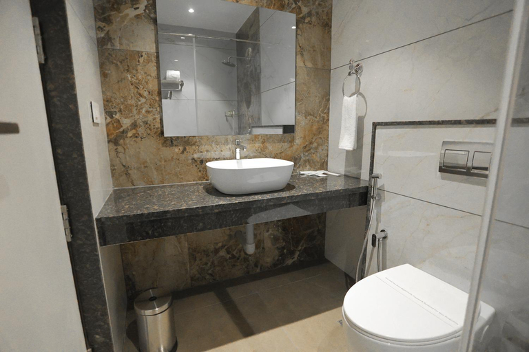 Bathroom 3, Hotel Lakshmi Towers, Tiruppur