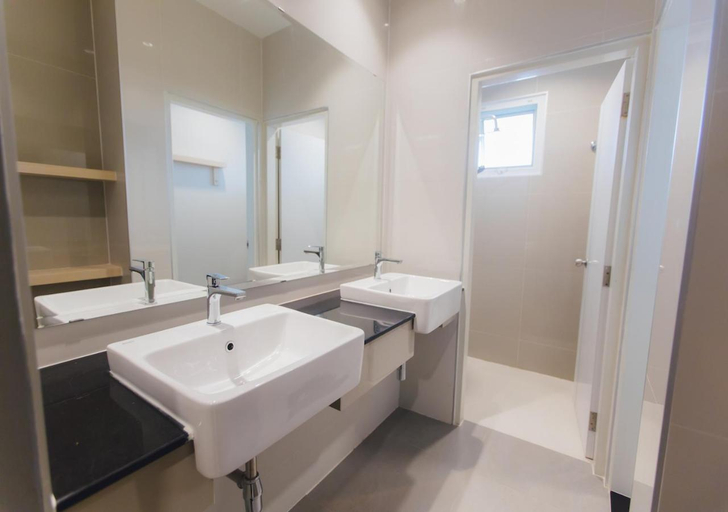Bathroom 2, Bloom Guest House, Muang Chiang Mai