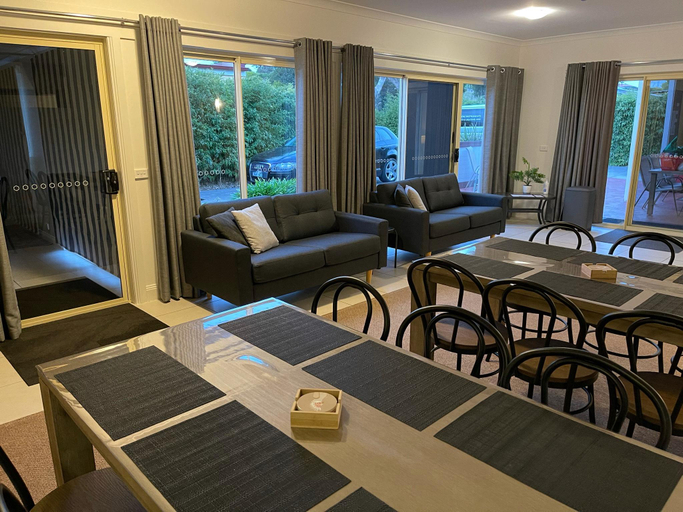 Food & Drinks 4, Austral Place 88 via Merri River on Great Ocean Rd, Moyne - South