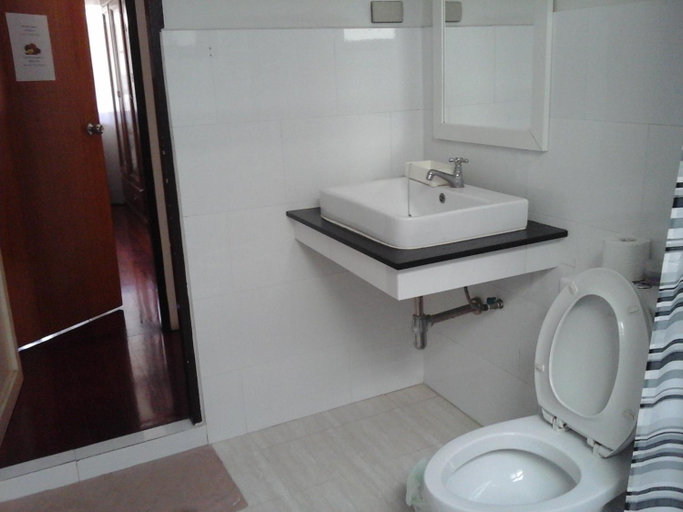 Bathroom 4, House 23 Guesthouse, Wattana