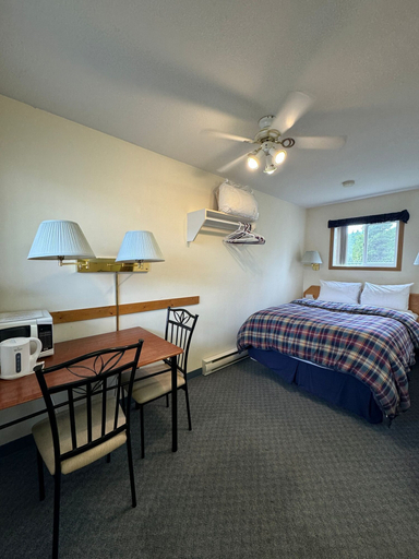 Bedroom 2, Blue River Motel, Thompson-Nicola
