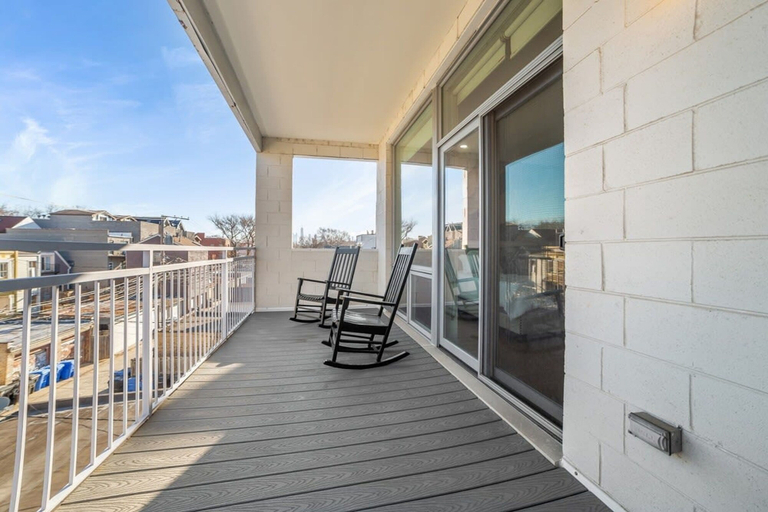 Room 5, 4 Bedroom Condo in Ukranian, Cook