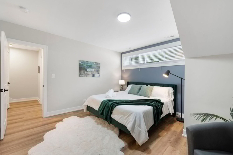 Room 3, 2 Bed 3 Bath Chicago Condo, Cook