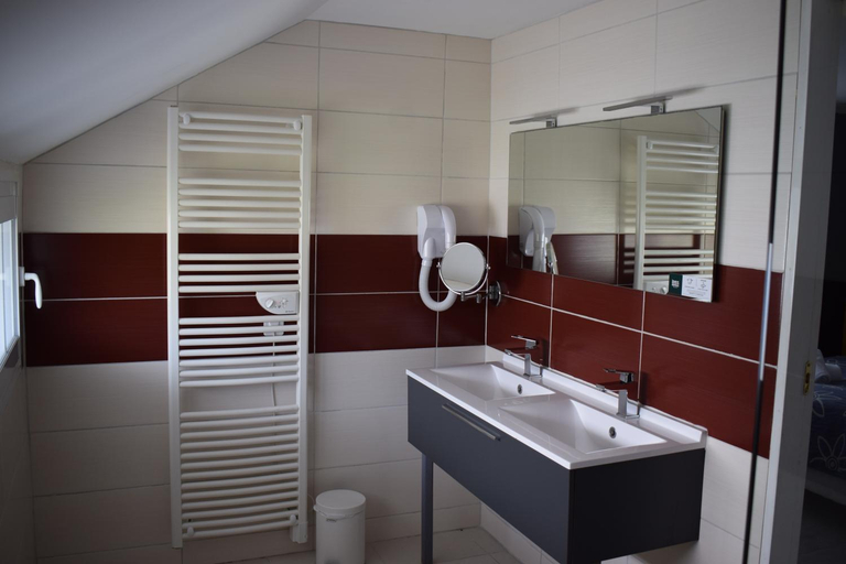 Bathroom 2, La Maison du Lac, Allier
