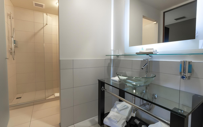 Bathroom 5, Hotel Must Aeroport de Quebec par JARO, Communauté-Urbaine-de-Québec