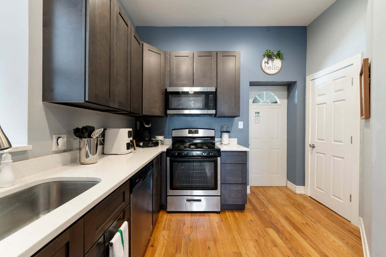 Room 4, Cozy 2 Bed Home by West Loop With Parking Laundry, Cook