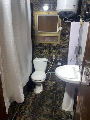 Bathroom 3, Dreamers Cairo Hotel, Ad-Duqi