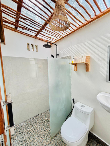 Bathroom 3, Anjani Larva Cottage - Homestay and Eatery, Lombok