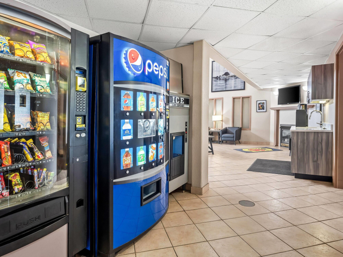 Food & Drinks 5, Super 8 by Wyndham Meadow Lake, Division No. 17