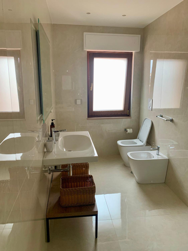 Bathroom 5, Anna House, Benevento