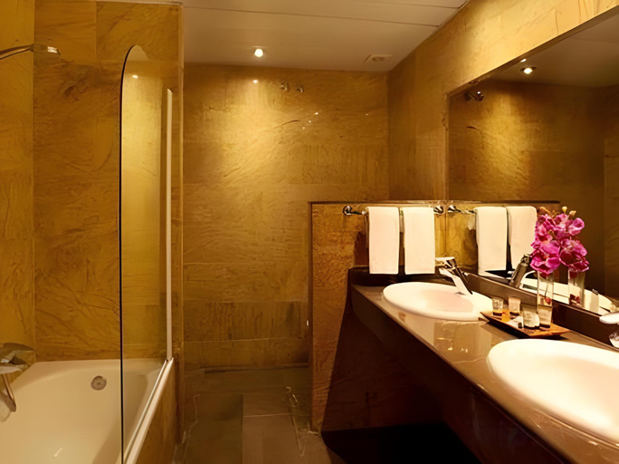 Bathroom 5, Hotel Bagues a Small Luxury Hotels of the World, Barcelona
