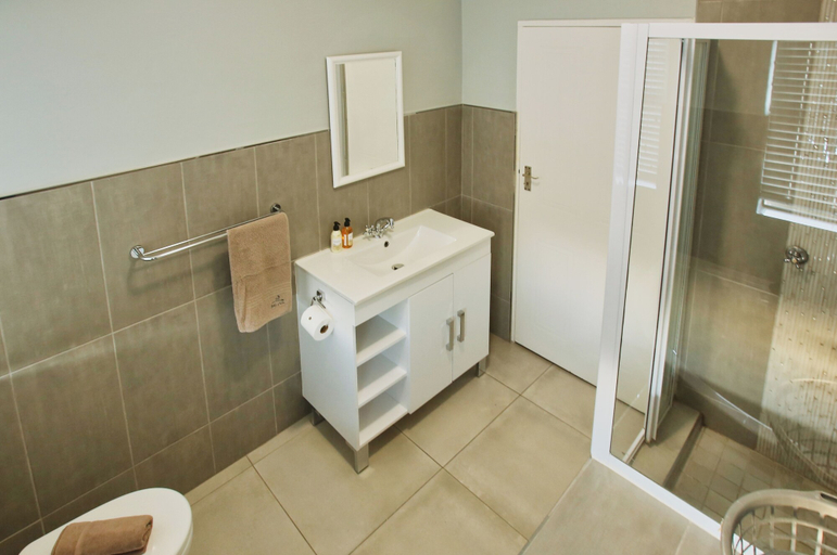 Bathroom 4, Francolin's Nest, Langebaan, 4-sleeper, West Coast
