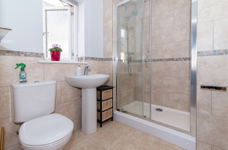 Bathroom 4, Elegant Ludlow Haven: 4Bed Ultimate Tranquility, Shropshire