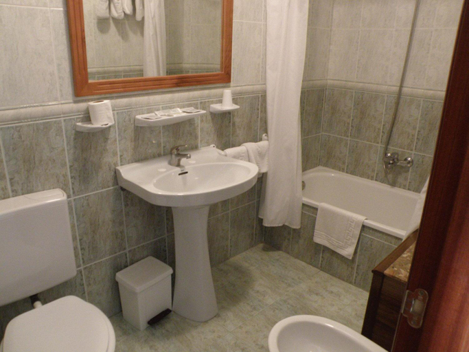 Bathroom 3, Hotel Restaurante Felipe II, Albacete