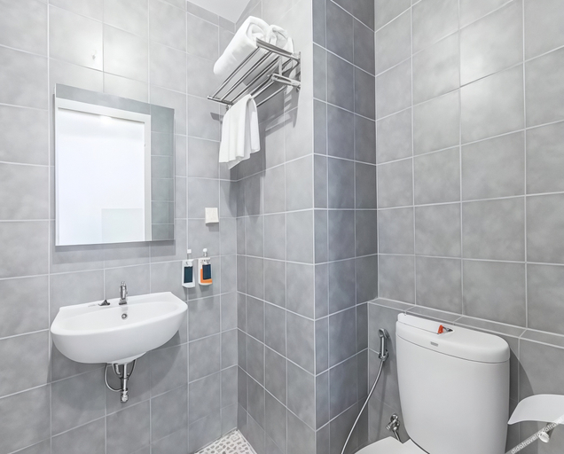 Bathroom 3, NEWLY Hotel Bekasi - Prima Orchard , Bekasi
