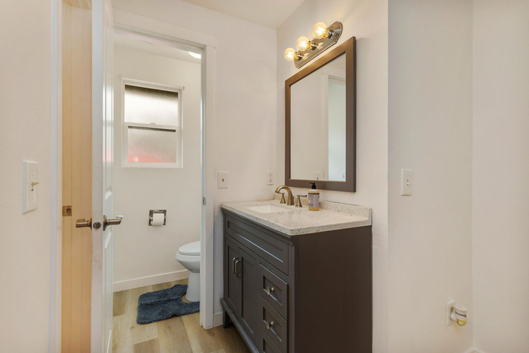 Bathroom 4, Relaxing Lynnwood Getaway w Parking, Snohomish