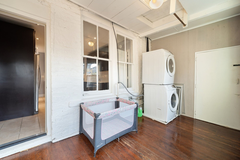 Room 5, Stylish 2BR Urban Retreat in River West, Cook