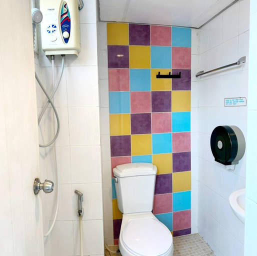 Bathroom 4, Happio, Phra Nakhon
