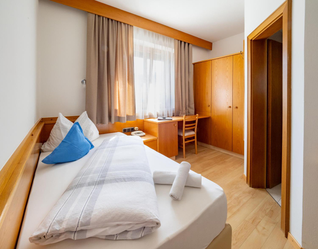 Bedroom 2, Hotel Weinberg, Bolzano