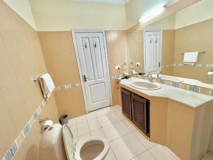 Bathroom 3, Step Inn Guest House, Islamabad