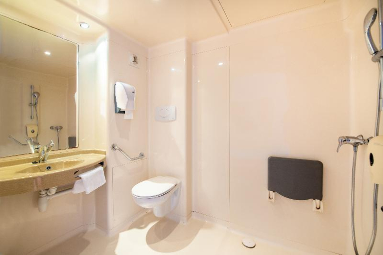 Bathroom 5, B&B HOTEL Cholet Nord, Maine-et-Loire
