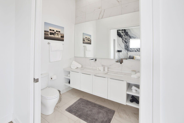 Room 3, 4-bedroom Penthouse w 2 Large Balconies Rooftop, Cook