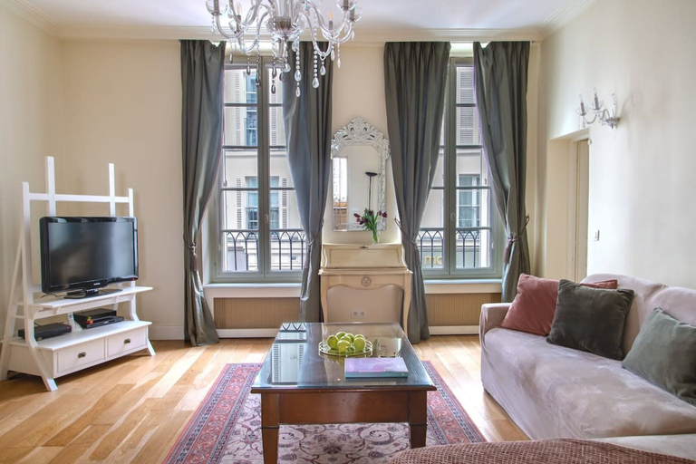 Room 2, La Lumiere Eiffel Walk to Tower, Paris