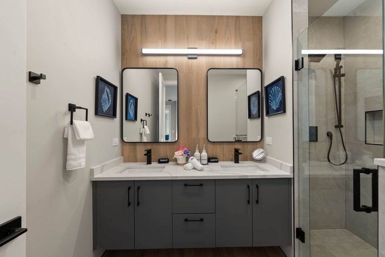 Room 4, New Build in Pilsen Spacious 2 Bed 2 Bath Unit, Cook