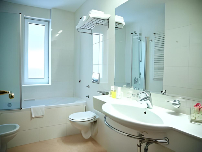 Bathroom 4, Palace Hotel Zagreb, Zagreb