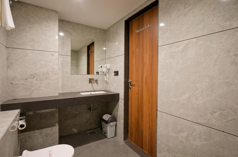 Bathroom 4, Plenteous Inn, Ahmadabad