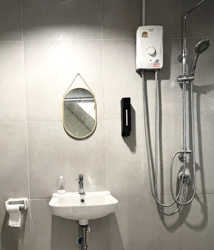 Bathroom 4, Moon PiTi, Samphantawong