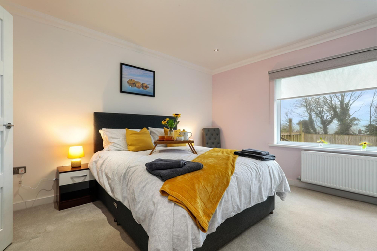 Room 4, Ocean Waves - Ground Floor Apartment Pet Friendly Enclosed Garden, Pembrokeshire