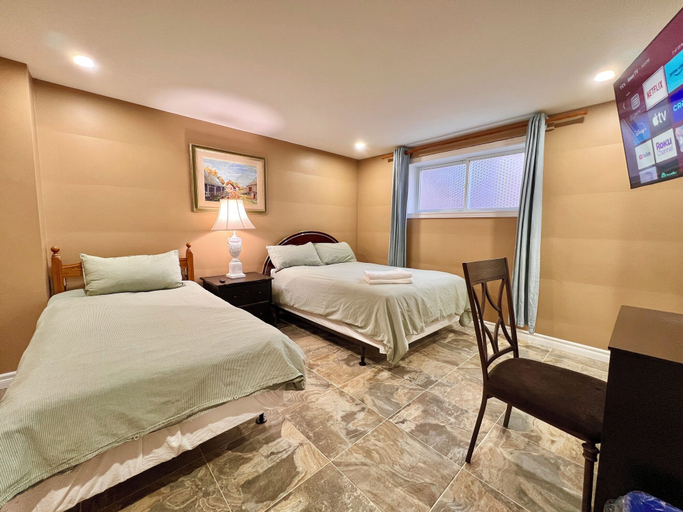 Room 4, Newly Renovated Home in Central Aurora, York