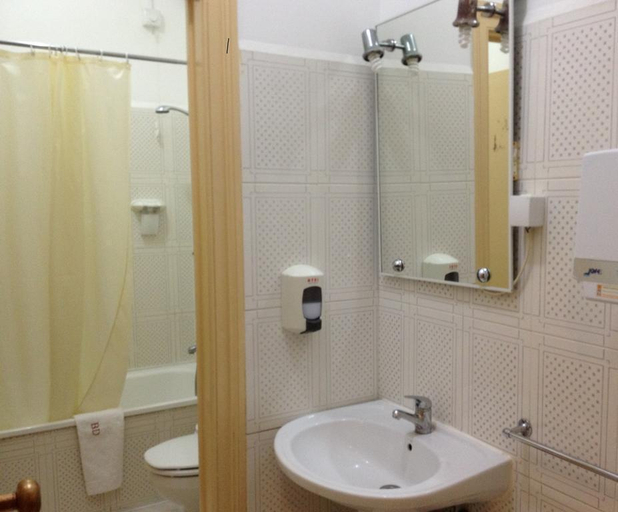 Bathroom 2, Bons Dias, Lisbon