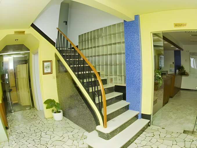 Others 5, Hotel Alegret, Lleida