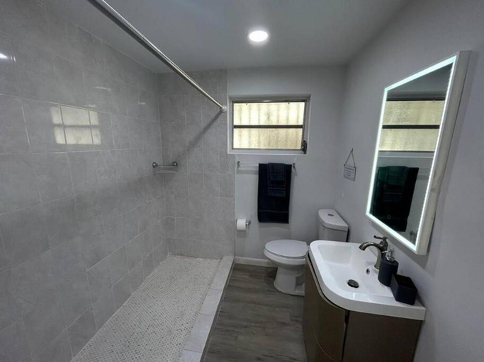 Others 2, Fully equipped Apartments with parking near Cocowalk, Miami-Dade