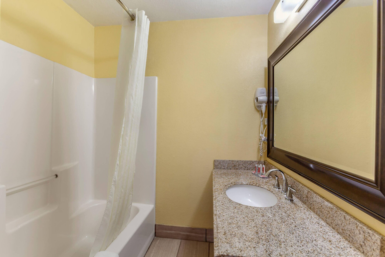 Bathroom 4, Econo Lodge Clovis, Curry