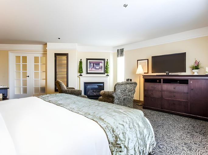 Bedroom 1, Le St-Martin Hotel & Suites, Laval
