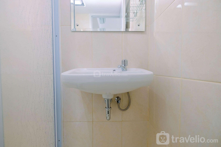 Bathroom 3, Wonderful Studio The Springlake Apt By Travelio, Bekasi