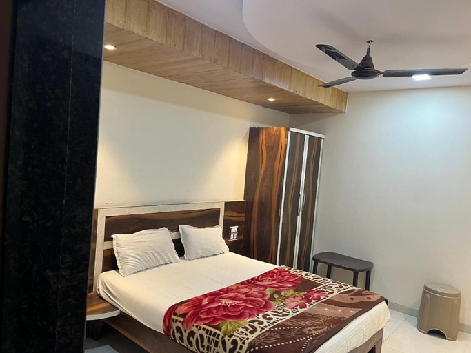 Bedroom 4, C P Hotel, Satara