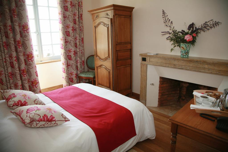 Bedroom, Hotel Saint-Roch, Saint-Ybard, Corrèze