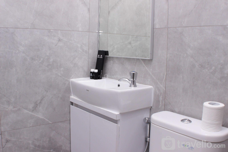 Bathroom 2, Cozy and Nice Studio at Sayana Bekasi By Travelio, Bekasi