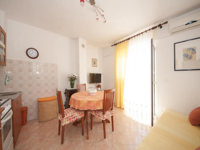 Others 3, Apartments Mira - One Bedroom Apartment with BalconyA2, Supetar