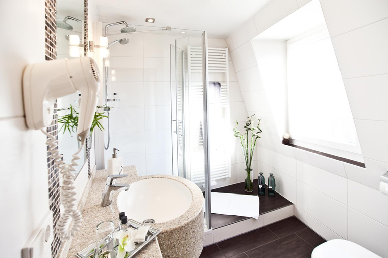 Bathroom 3, Hotel Strauss, Hof