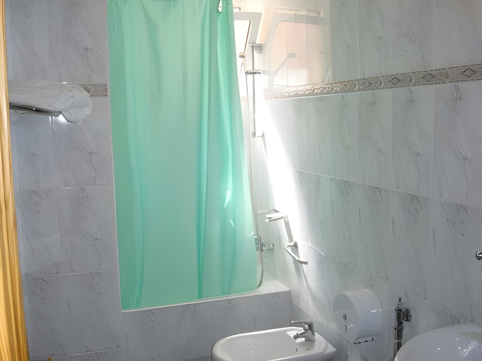 Bathroom 3, Hotel Guillermo II, Murcia