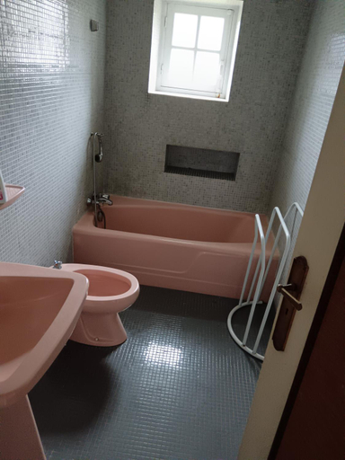 Bathroom 1, Ty Coz, Finistère