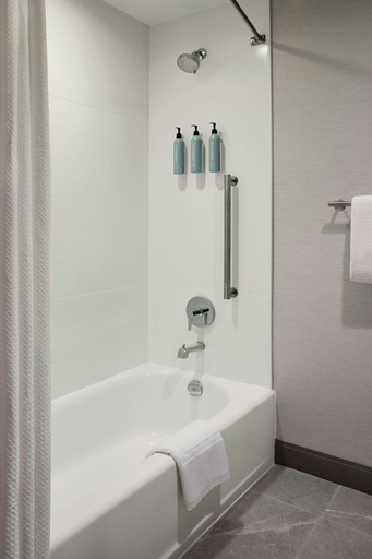Bathroom 4, Courtyard by Marriott Hamilton, Hamilton