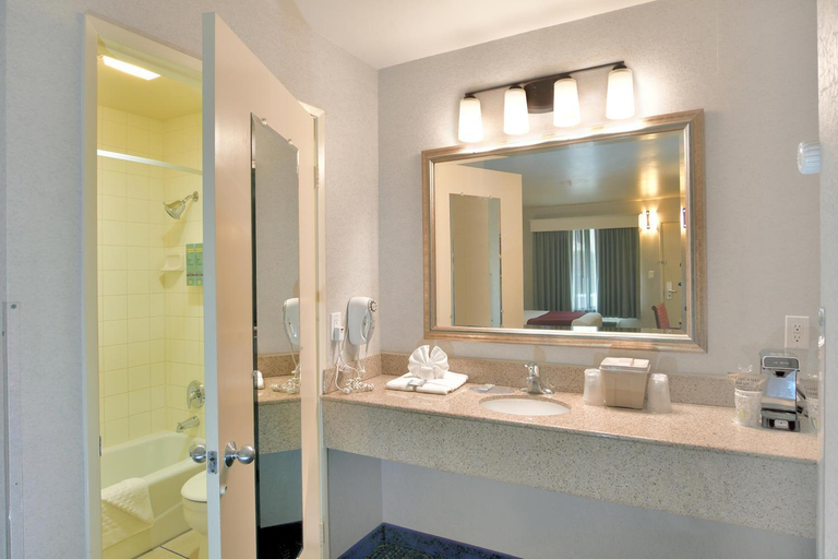 Bathroom 4, Lamplighter Inn & Suites at SDSU, San Diego