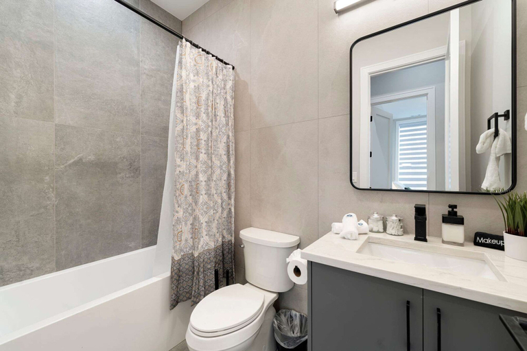 Room 3, Spacious Bright Modern New Unit in Tri Taylor, Cook