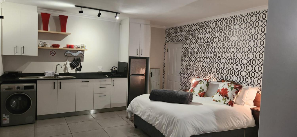Others 4, Villa Des Roses, Cape Winelands